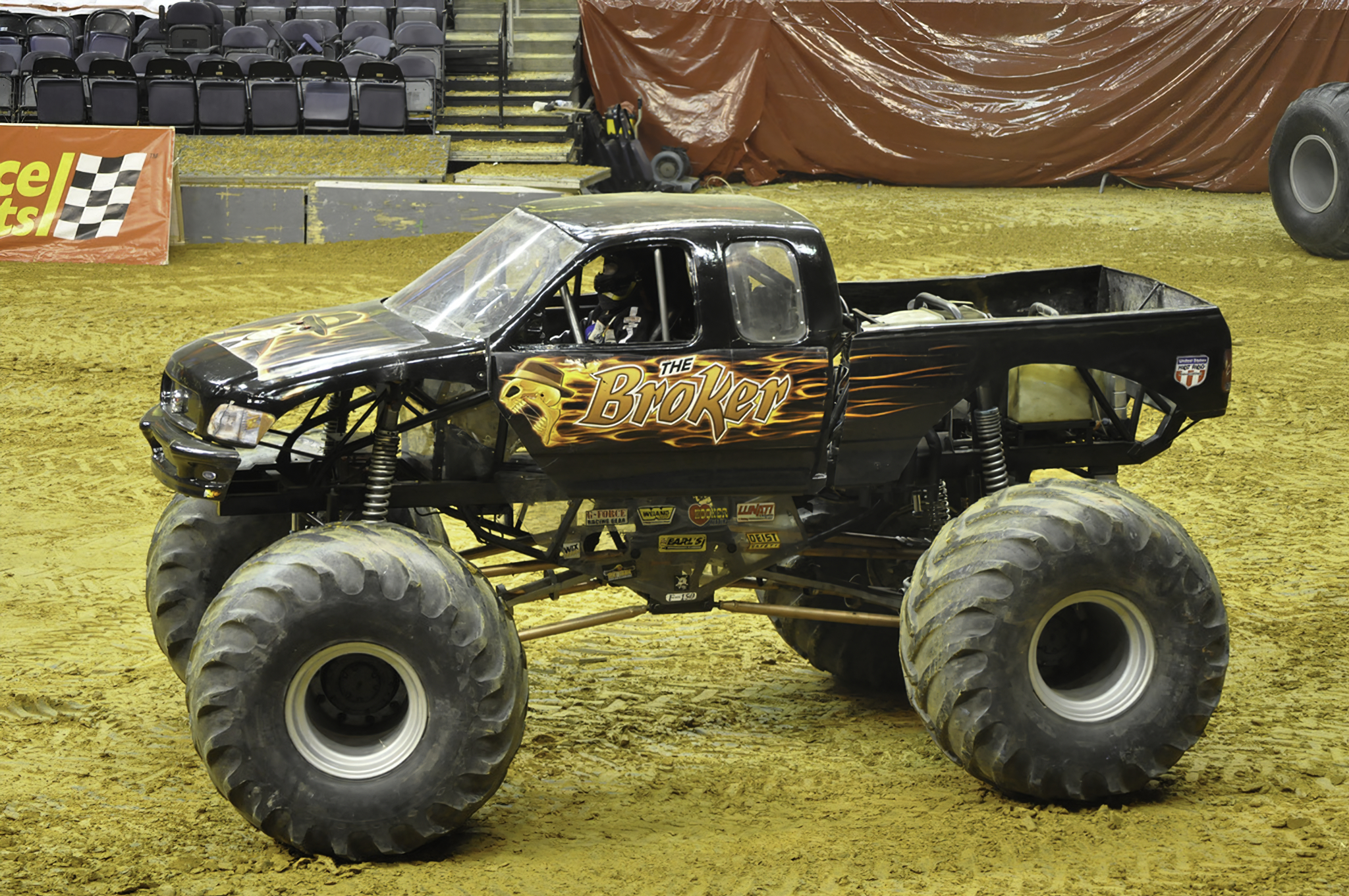 Монстр трак видео. Шестиколесный монстр трак. Машина Monster Truck. Монстр трак шестиколесный с человеком. Монстер трак аниме.