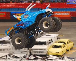 Velociraptor (Team Throttle), Monster Trucks Wiki