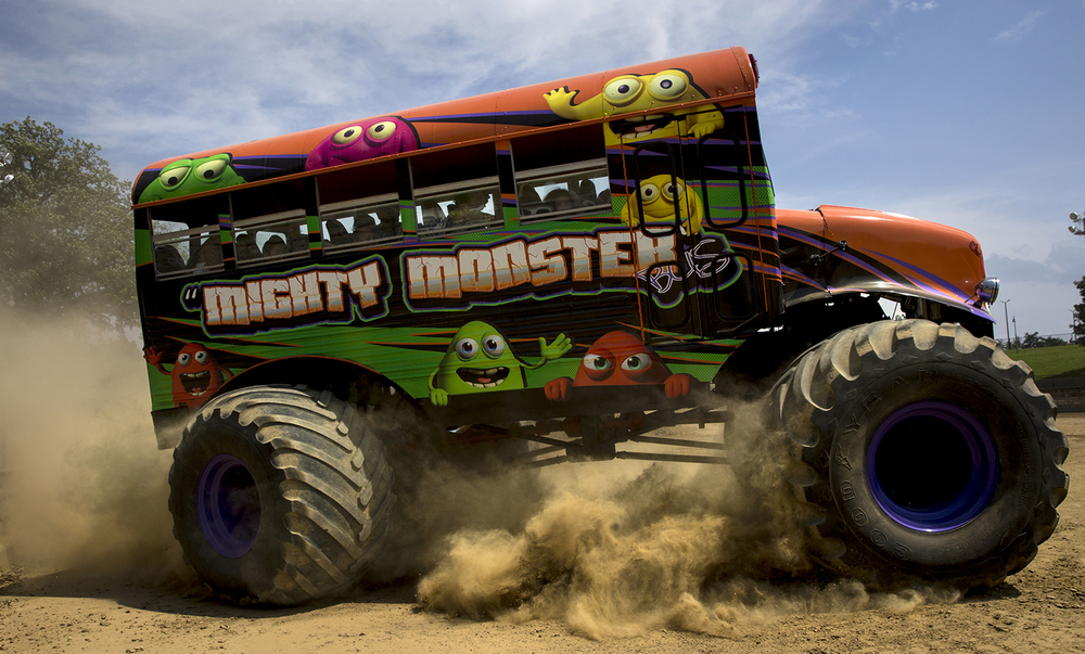 Включи монстр трак. Monster Jam автобус. Монстер траки Катерпиллер. Монстер трак автобус. Скариж Монстер трак.