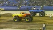 VS--YouTube-LotsLotsofMonsterTrucks-1ā55ā (3).jpg (554 KB) Bigfoot 6 vs. Carolina Crusher.
