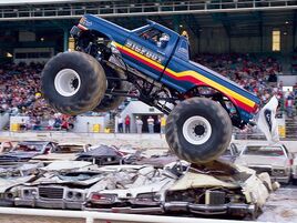 131 0708 06 z+1977 2007 anniversary monster truck+bigfoot 8 jump