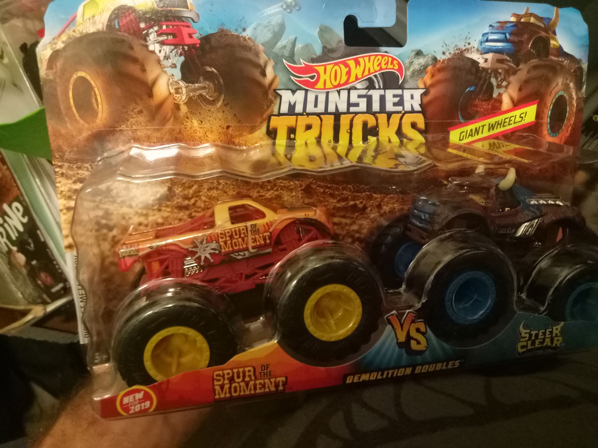 Hot Wheels Monster Trucks 1:64 Demolition Doubles 2-Pk - Hotweiler Vs Hound  Hauler