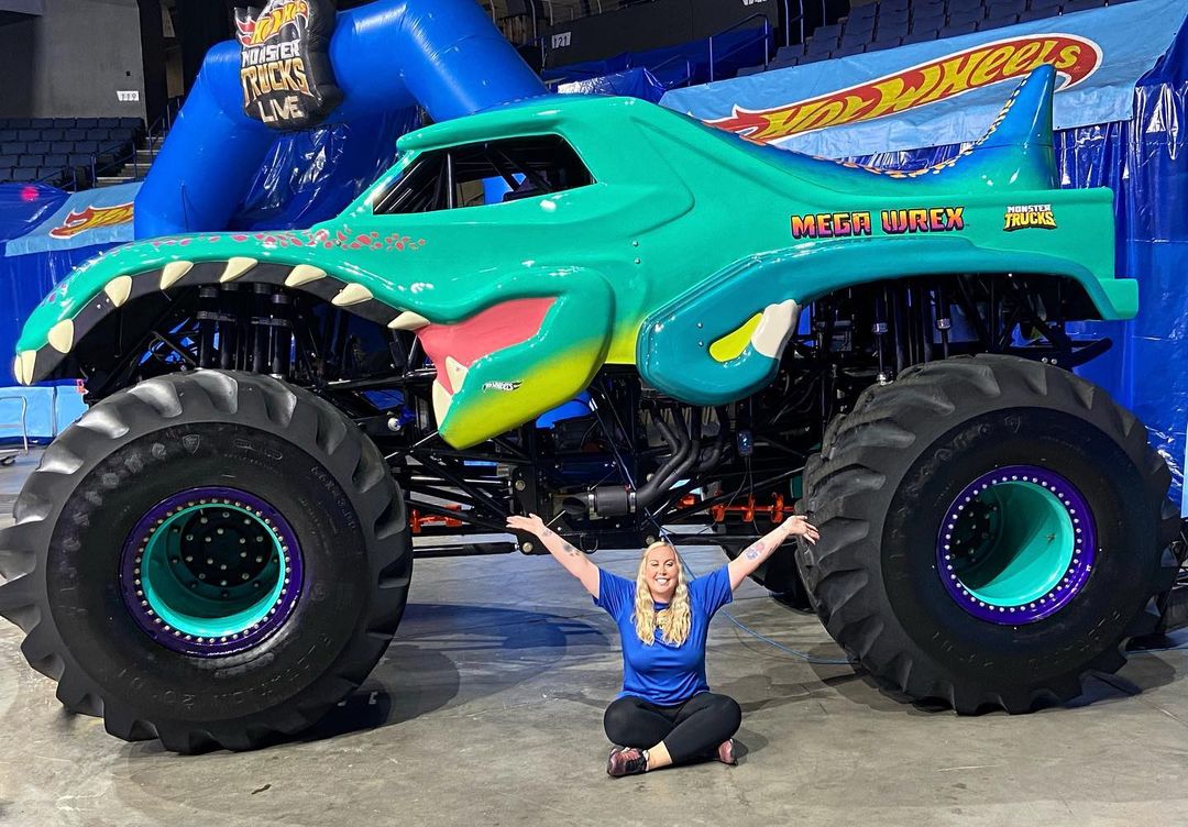 Hot Wheels Monster Trucks Oversized 1:24 Scale Diecast Neon  Mega Wrex : Toys & Games