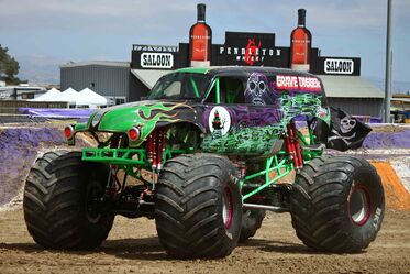 Monster Jam Ramp Champ avec monster truck radiocommandé Grave Digger e