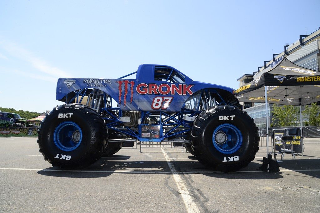 Monster Energy drink truck Monster energy, Monster, Monster trucks