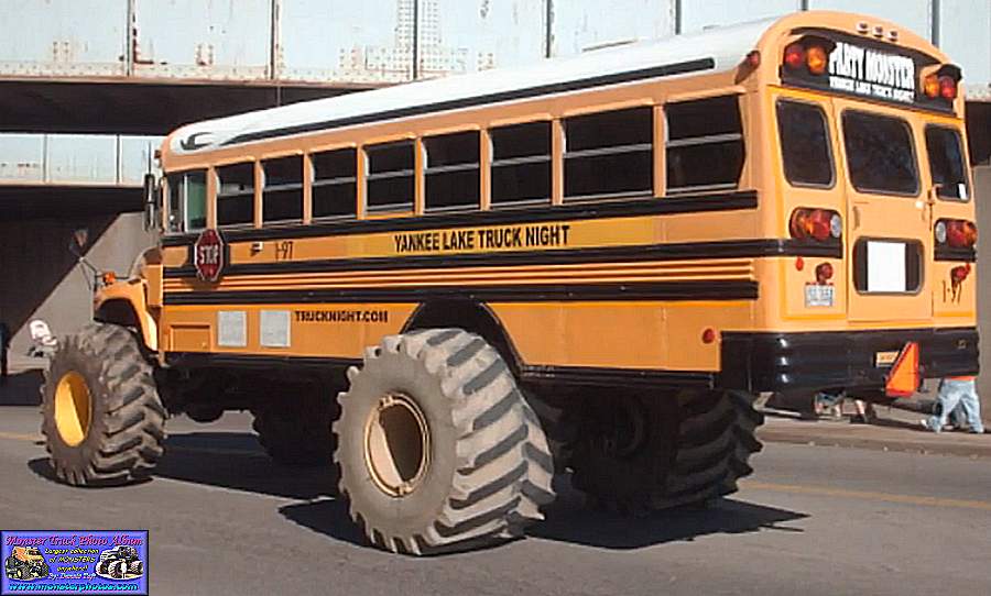 hotselling super school bus theme park