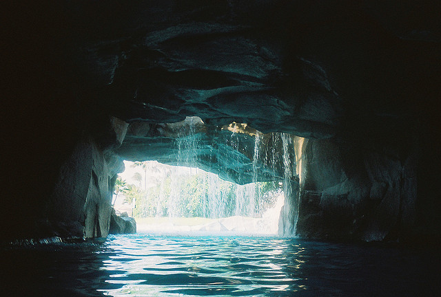 Отдельный природный объект. Маленькая пещера за водопадом. Водопад пещера Турин. Пещера Водопадная во Франции с голубой водой. Лесу водопад пещера.