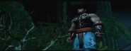 Kung Lao percebe a demora de Liu Kang em alcançá-lo.