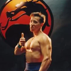 Daniel Pesina como Johnny Cage en una foto de Mortal Kombat.