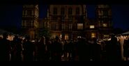 A lot of folk coming up to the mansion.
