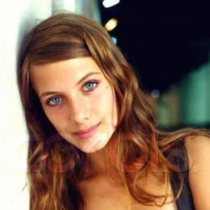 Melanie Laurent Wiki Mujeres Fandom She is the daughter of annick, a ballet teacher, and pierre, a voice actor, who is most recognized for the french. melanie laurent wiki mujeres fandom