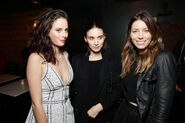 Con Kaya Scodelario y Jessica Biel