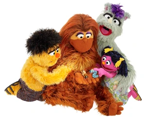 Jalan Sesama Momon Tantan Putri Jabrik Sitting with Pets