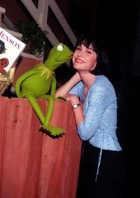 Kermit kissing Susan Egan