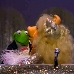 Kermit and Miss Piggy on the Kiss from FROM HERE TO ETERNITY 
