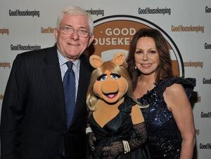Phil Donahue and his wife Marlo Thomas with Miss Piggy on the red carpet.