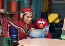 4911-ZoeKravitzElmo.jpg (522 KB)