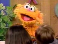 Donahue11.jpg (51 KB) Zoe talks to the kids