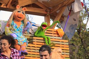 Miss Piggy and Kermit in the Disneyland cavalcade