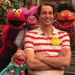 SS-ZL-47 (4).jpg (136 KB) Zachary Levi with Elmo, Abby, Ernie, and Prairie Dawn