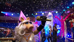 TheMuppets-S01E05-PiggyMicDrop.png