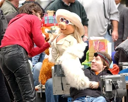 Eric Jacobson performing Miss Piggy on October 17, 2002