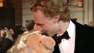 Tom Hiddleston & Miss Piggy BAFTA Awards 2012