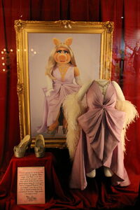 Piggy el capitan 5.jpg (181 KB) Zac Posen's creation on display