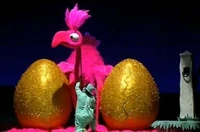 Giant pink bird.jpg (13 KB)