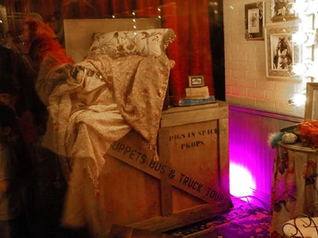 Pigs in space prop in piggy's dressing room.jpg (169 KB) "Pigs in Space" crate in Miss Piggy's dressing room