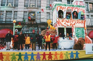 Macy's-SesamePopupBookFloat-01.jpg (186 KB) Sesame Street "pop-up book" float, 2000