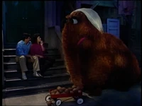 Episode 2563Snuffy's mommy delivers coconuts from Granny Snuffle on the street to Maria.
