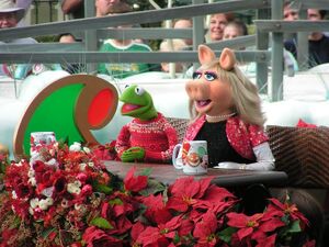 Kermit and Miss Piggy hosting the  in 2004.