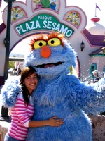 Parque-plazasesamo1.jpg (256 KB) Pancho Contreras poses with a visitor.