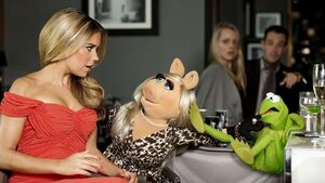 BILD-SylvieMeis-mit-Kermit-in-Berlin-(2014)-05