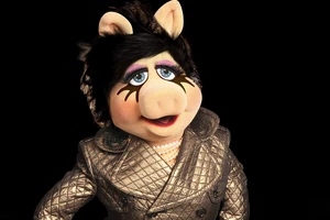 Burberry-Piggy-MAC-Ad-(2012).jpg (222 KB) Miss Piggy's eye make-up was created by MAC Cosmetics