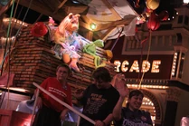 Disney'sHonoraryVoluntEarsCavalcade-WoodenFloatNight.jpg (211 KB) Kermit and Piggy on their float in Disneyland...