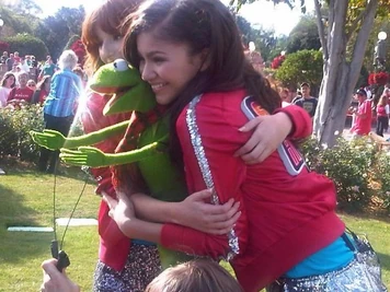 Kermit poses with Bella Thorne and Zendaya in 2011