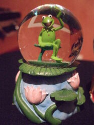 2007 Kermit the Frog mini snowglobe Disney Store Europe