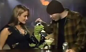 Kermit picks up a lady in a bar