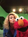 ToriKelly-Elmo.jpg (72 KB) Tori Kelly and Elmo take a selfie