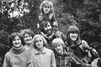 The Henson family in 1977.Cheryl, Jane, Brian, Jim, Heather, John, Lisa.
