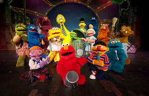 Elmo makes music band