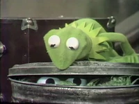 Kermit on Oscar's can.jpg (63 KB) Episode 0295 Scene 5