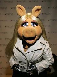 Piggyglam.jpg (50 KB) Piggy arriving on the red carpet