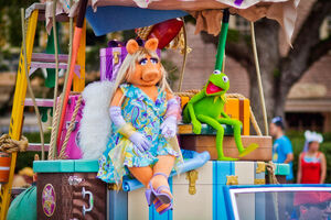 Piggy and Kermit in the Disney World cavalcade