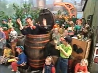 AAWDA25c.jpg (59 KB) Piet Klocke in Rumpel's barrell