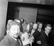 Boskamp exiting the hotel with John en Yoko