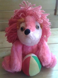 Espinete holding a ball