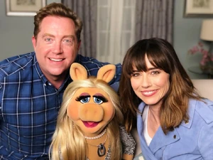 Cardellini with Miss Piggy and producer  on the set of Muppets Now